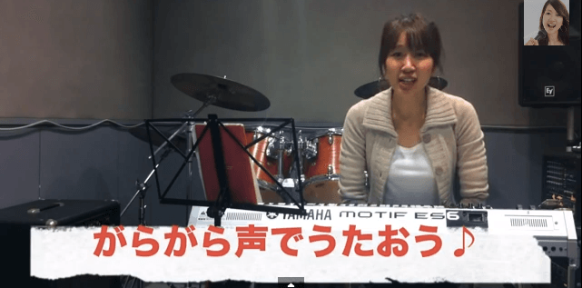 カラオケで高音を出すためのガラガラ声法を解説している先生の画像