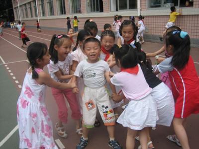 女子に囲まれている一人の男の子の写真