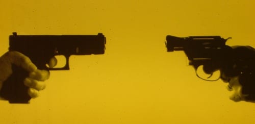 2丁の拳銃を向かい合わせにした画像