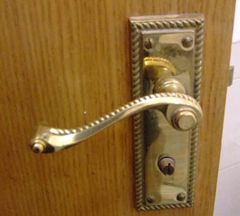 金色の装飾のあるオシャレなドアノブの画像