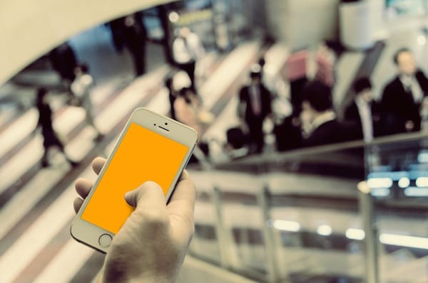 肩こりの原因にもなるスマホを持っている様子の画像