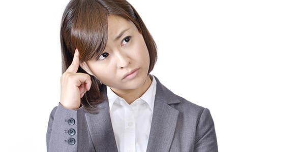 悩んでいる女性の画像