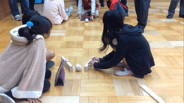 BB-8のロボットを子どもたちが転がしている様子の写真