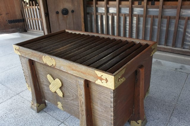 神社の賽銭箱の画像