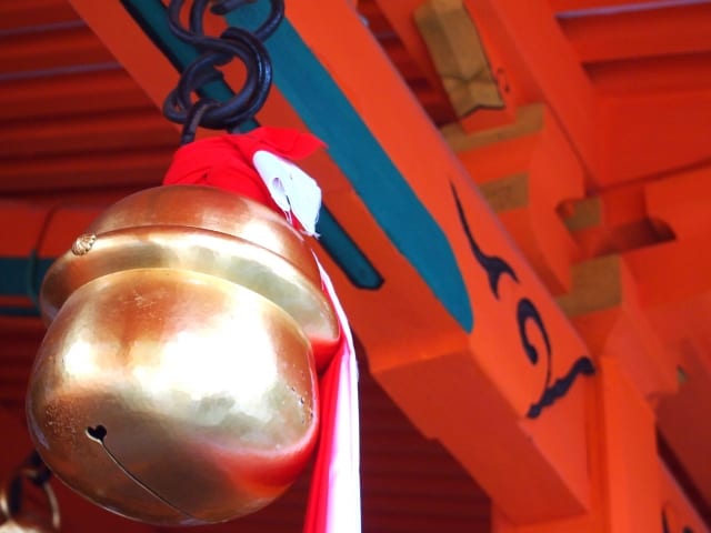 神社の本殿の鈴の画像
