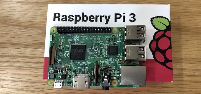 Raspberry Pi 3(ラズベリーパイ3、通称ラズパイ3)を箱から取り出したときの写真