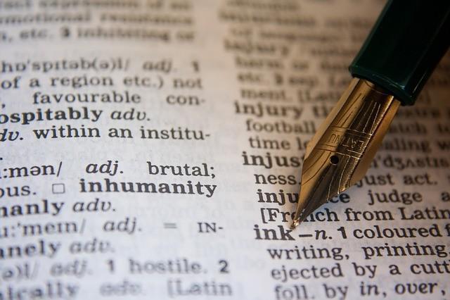 英語の辞書とペンの画像