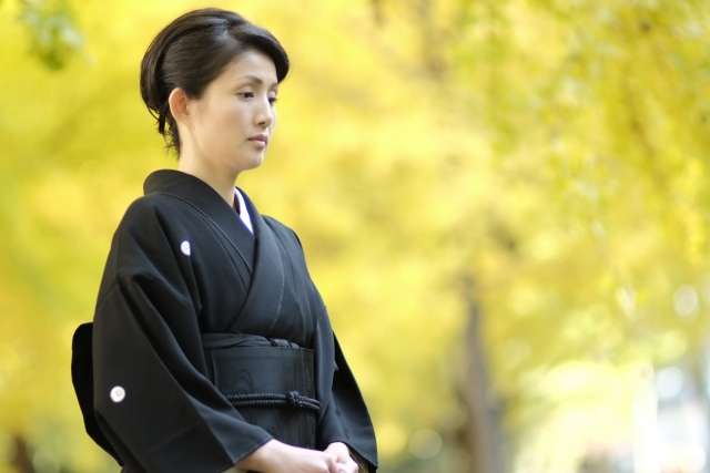 和服を着て立っている日本人女性の画像